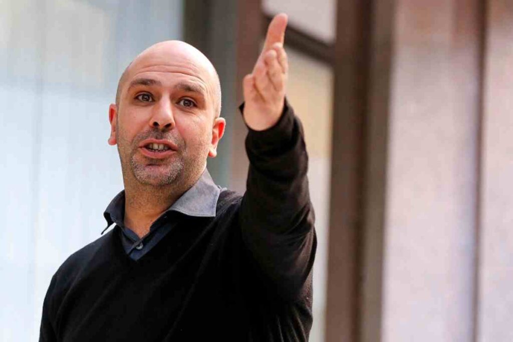Checco Zalone scherza con il braccio alzato