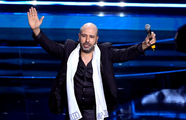 Checco Zalone risponde con entusiasmo al pubblico