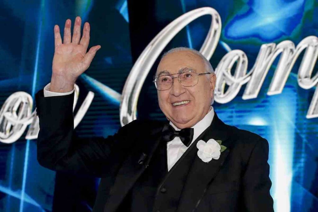 Pippo Baudo che saluta