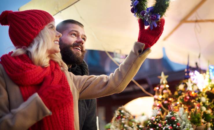 coppia alla bancarella di Natale
