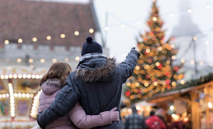 persone che guardano albero di Natale
