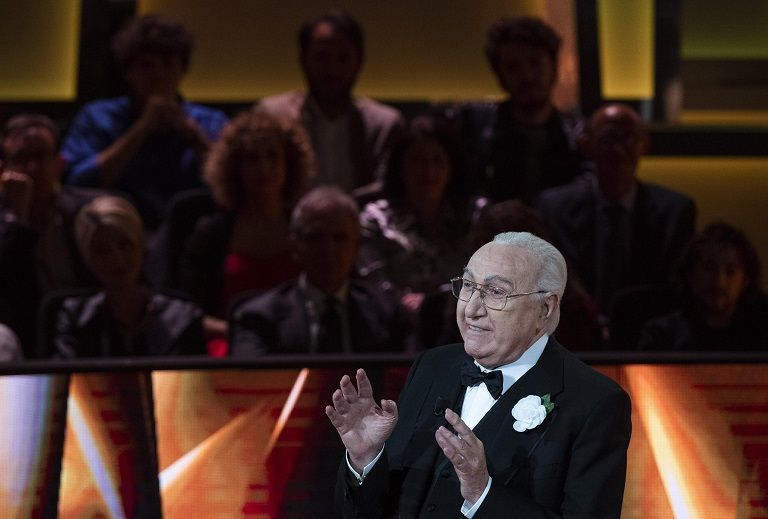 Pippo Baudo che applaude davanti al pubblico