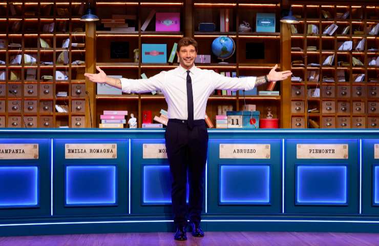 Stefano De Martino a braccia aperte