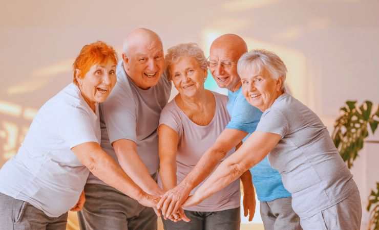 una serie di anziani insieme