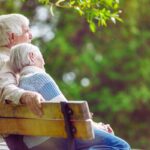 coppa di anziani abbracciati in panchina