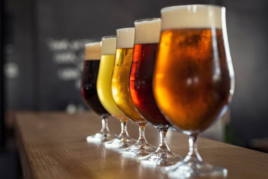 bicchieri di birra in fila
