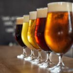 bicchieri di birra in fila