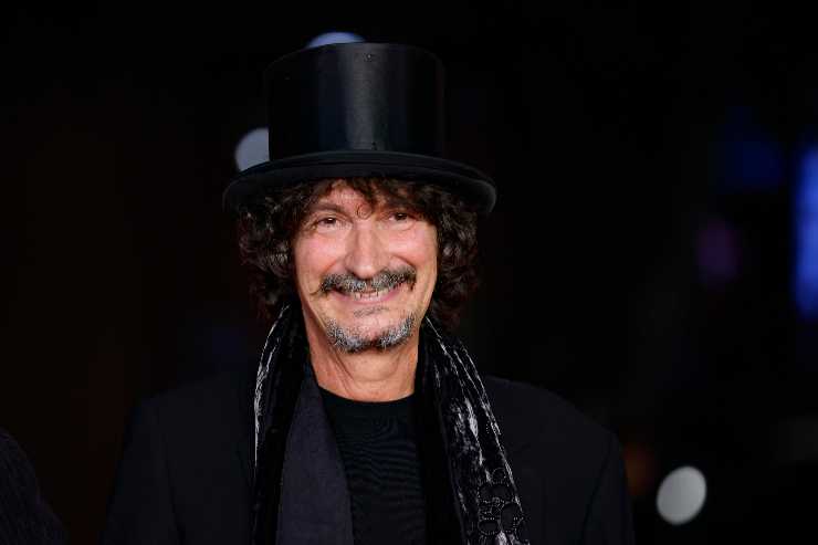 cammariere sorride col cappello