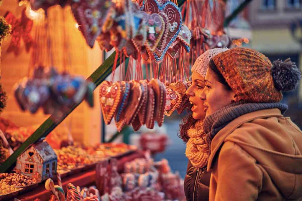 donne guardano bancarella di Natale