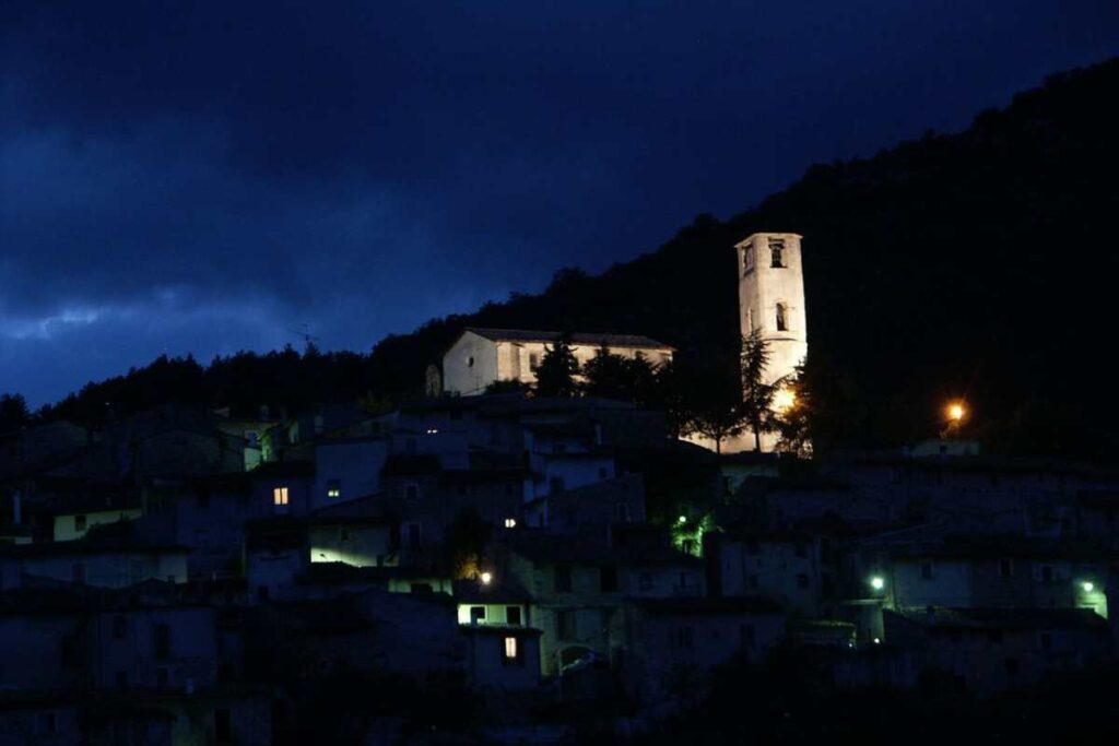il borgo visto dall'alto di notte