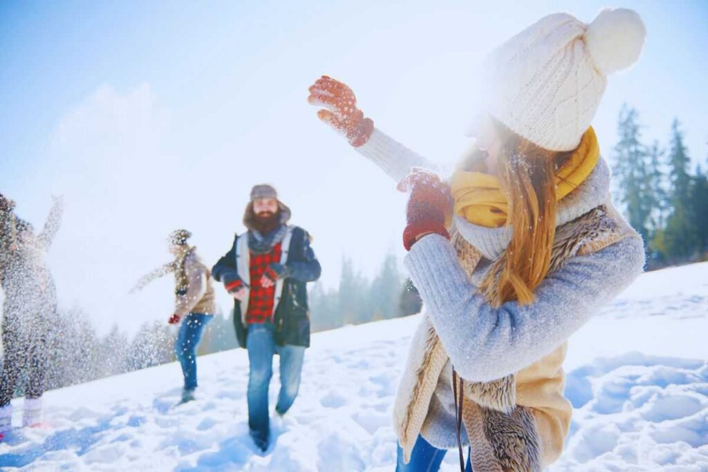 ragazzi giocano con la neve