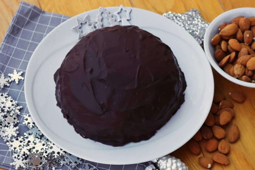 parrozzo nel piatto con mandorle sfuse