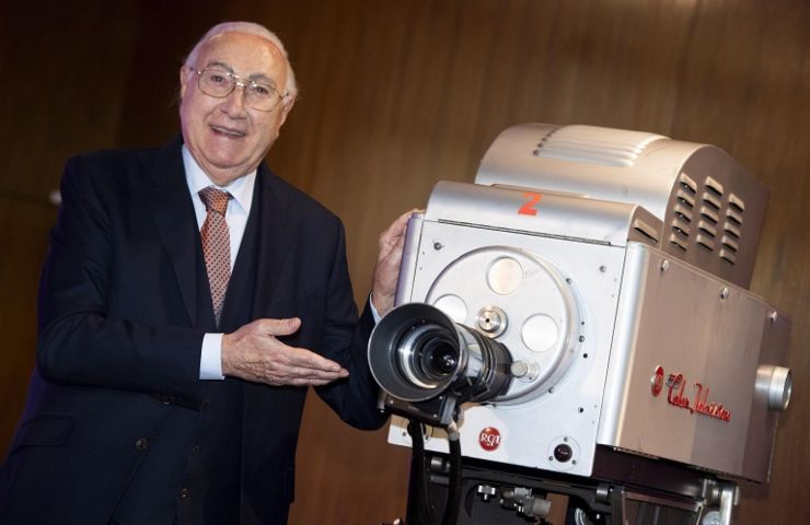 Pippo Baudo accanto ad una vecchissima telecamera