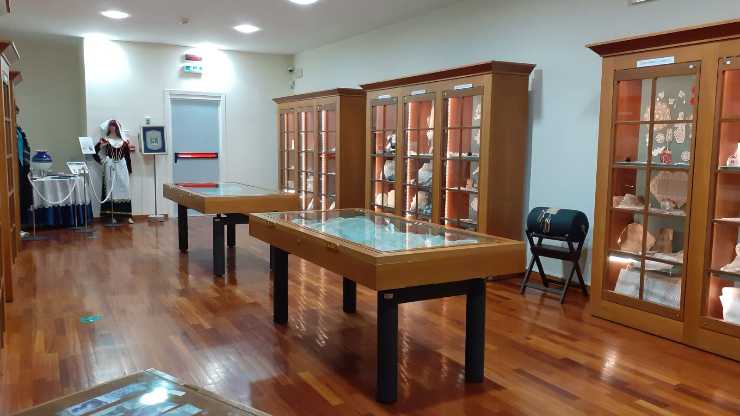 una stanza con mobili in legno