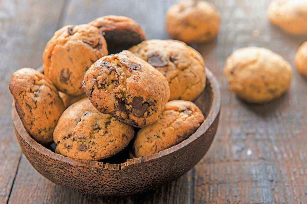 ciotola con biscotti con gocce di cioccolato