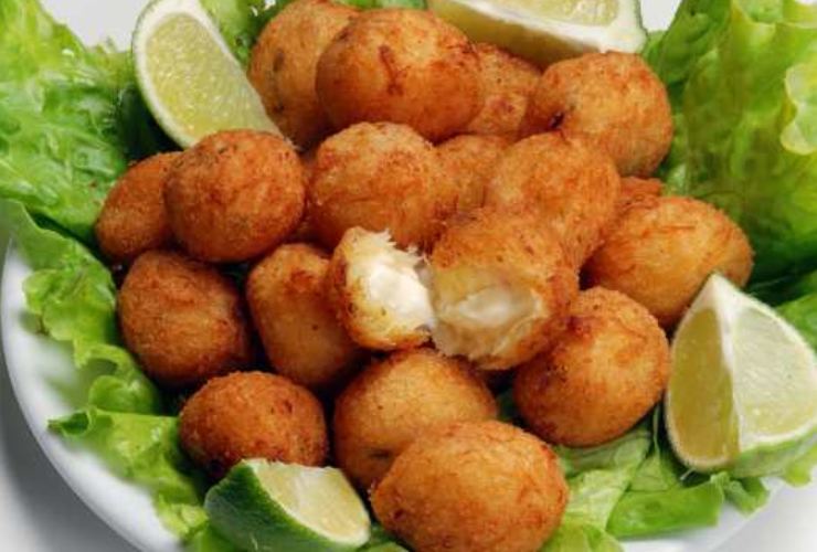 piatto con frittelle di baccalaà e pezzi di limone