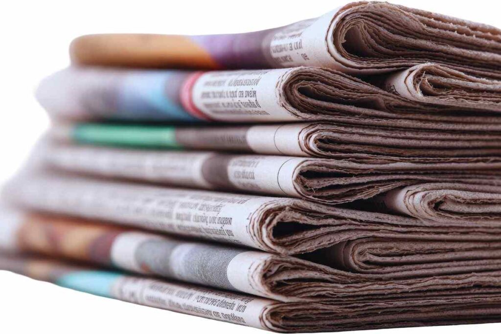 una pila di quotidiani