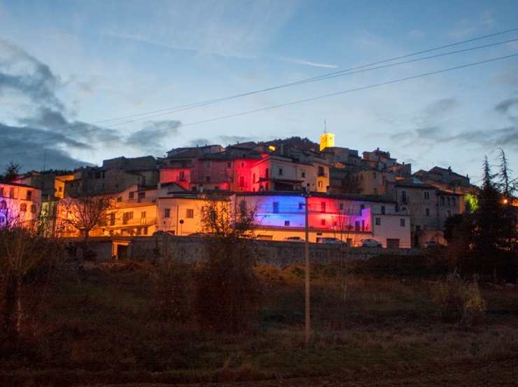 paese colorato dalle luci