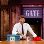 Stefano De Martino sorride nello studio di Affari Tuoi