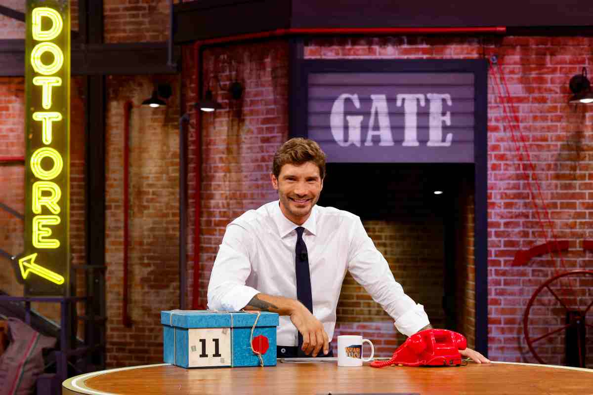 Stefano De Martino sorride nello studio di Affari Tuoi