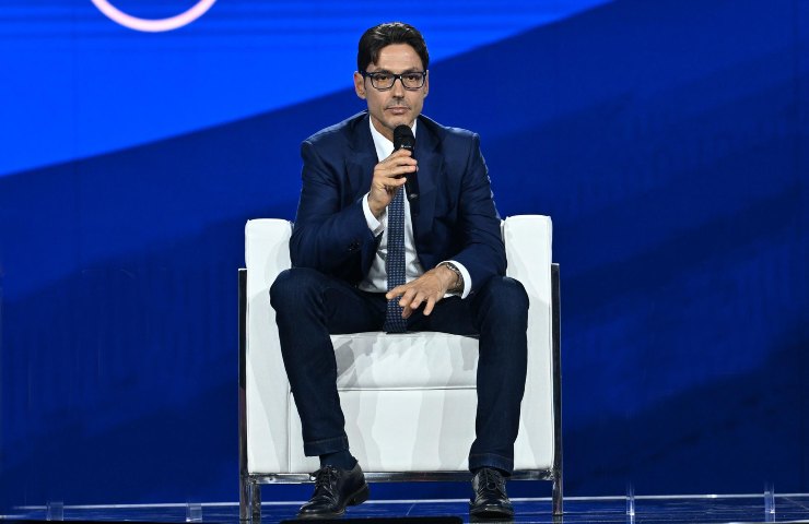 Pier Silvio Berlusconi seduto su una poltrona bianca