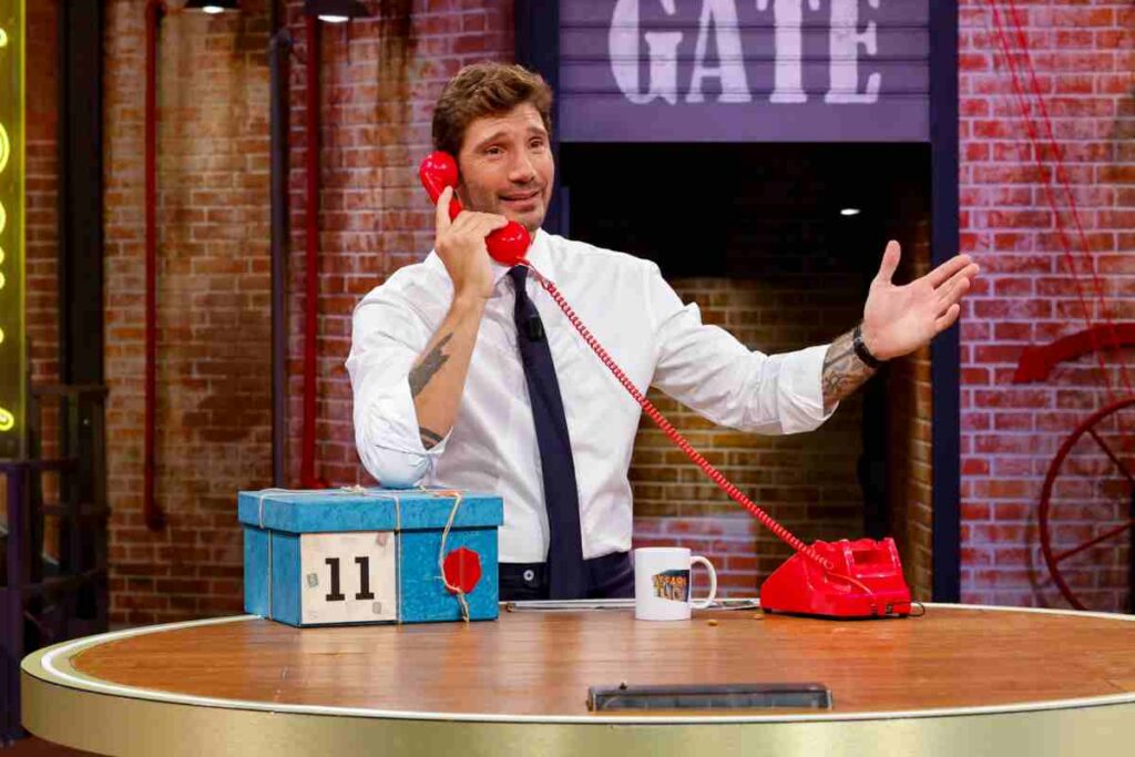 Stefano De Martino con un telefono rosso