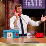 Stefano De Martino con un telefono rosso