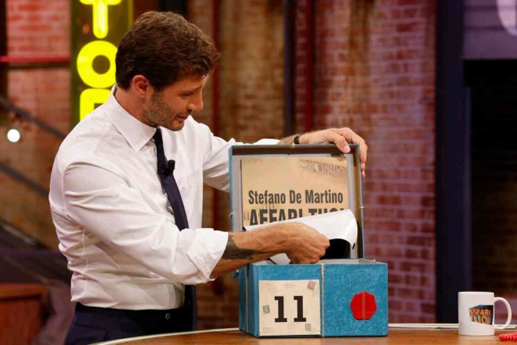 Stefano De Martino apre un pacco di Affari Tuoi