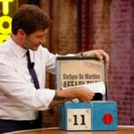 Stefano De Martino apre un pacco di Affari Tuoi