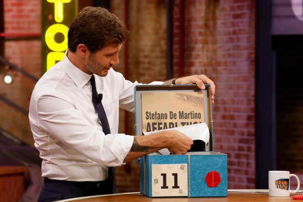 Stefano De Martino apre un pacco di Affari Tuoi