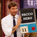 Stefano De Martino con il pacco nero di Affari Tuoi