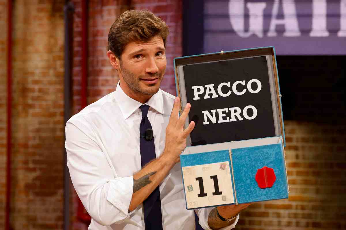 Stefano De Martino con il pacco nero di Affari Tuoi