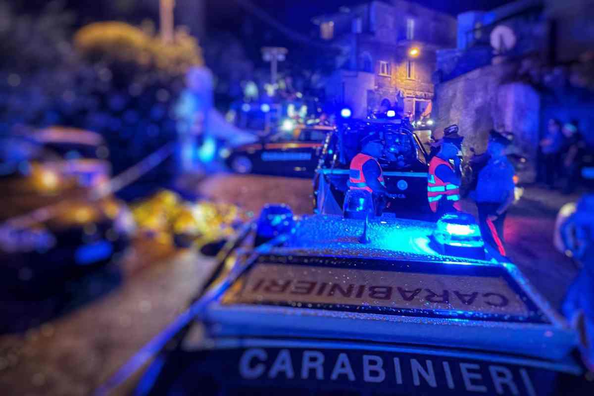 Auto dei carabinieri in strada