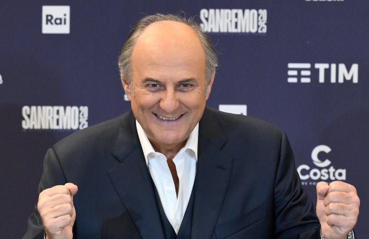 Gerry Scotti in posa esultante