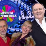 Gerry Scotti coi Jalisse ed il logo de La Ruota della Fortuna