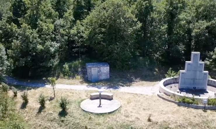 una piazza con un giardino