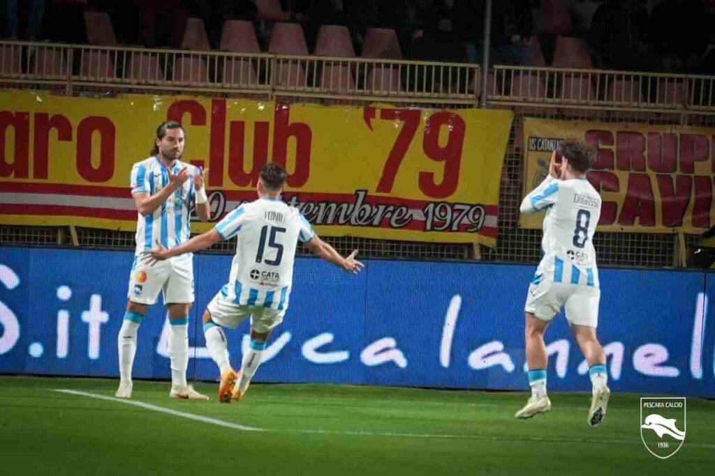 Il Pescara esulta dopo una rete