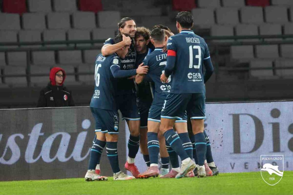 Il Pescara esulta dopo una rete