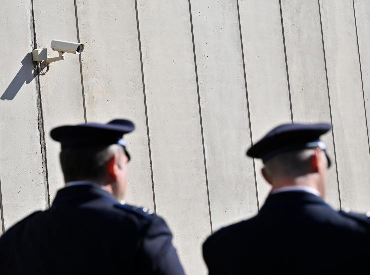 Due agenti della polizia penitenziaria