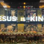 Il presepe con la scritta Jesus is King
