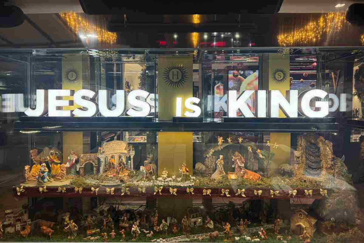 Il presepe con la scritta Jesus is King