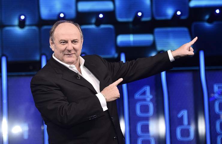 Gerry Scotti in posa scherzosa
