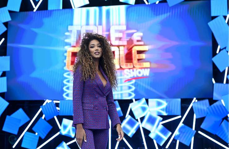 Samira Lui vestita di viola che sorride