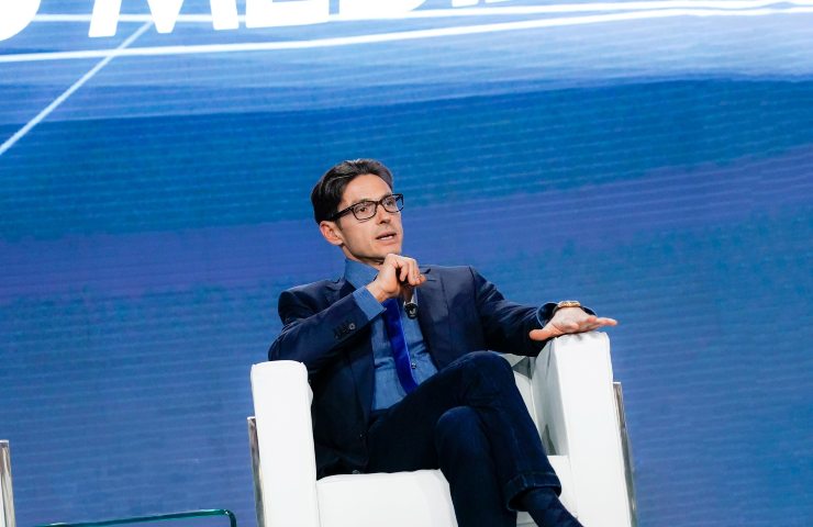 Pier Silvio Berlusconi parla col microfono da una poltrona bianca