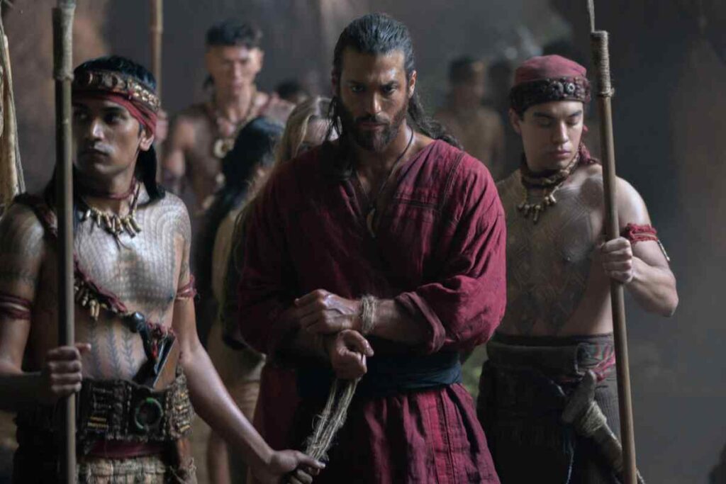 Can Yaman in una scena con Sandokan arrestato