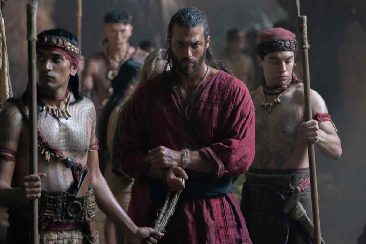 Can Yaman in una scena con Sandokan arrestato