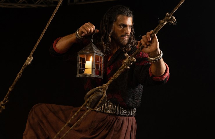 Una scena di Sandokan con una lanterna