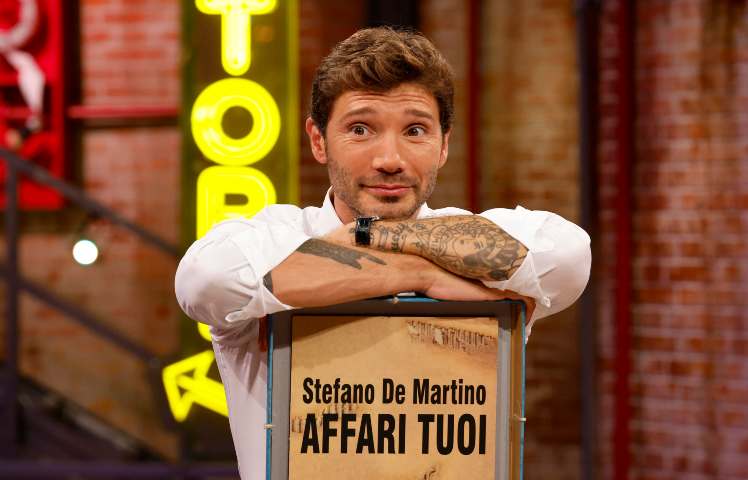 Stefano De Martino con un pacco di Affari Tuoi