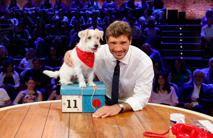 Stefano De Martino col cane Gennarino ed un pacco di Affari Tuoi