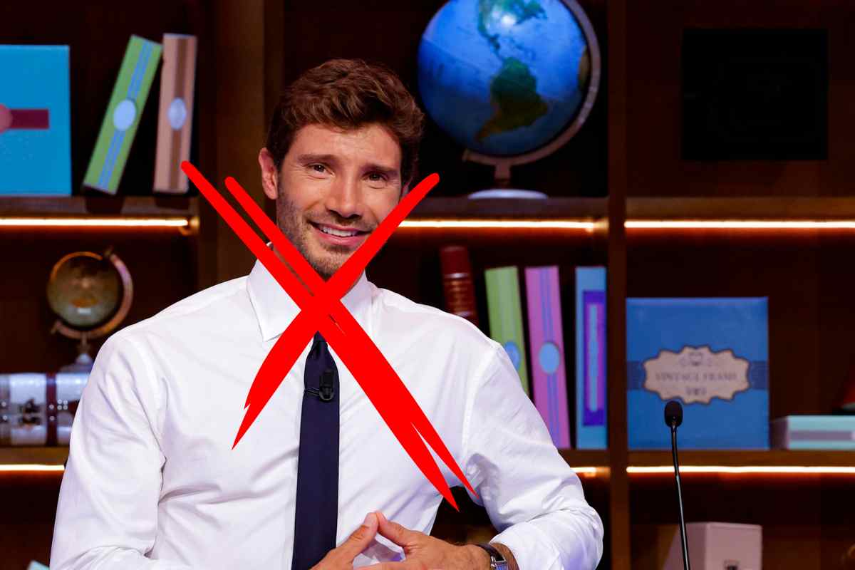 Stefano De Martino e una croce rossa a coprirlo